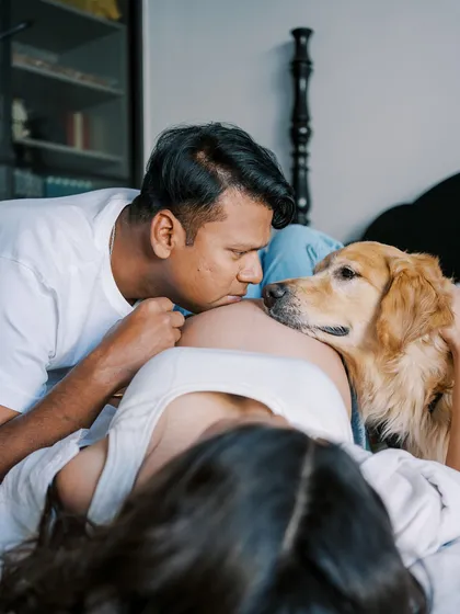 Another beautiful moment with the family pet. The dog seems to be giving the baby bump a kiss, showing how pets are truly part of the family and this new chapter.