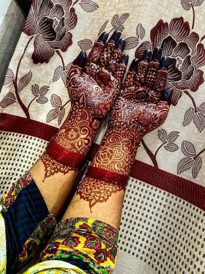 A close-up of the beautiful henna stain. The details are still so sharp and clear in the final color.