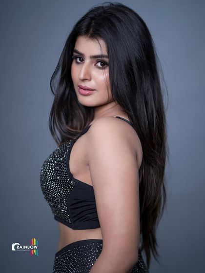 A side profile shot that showcases the model's features and the texture of the sparkling black top.