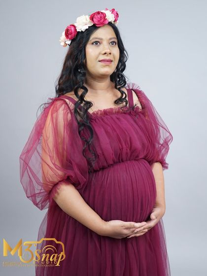 Adding a floral crown can bring a soft, romantic touch to a maternity look. This portrait showcases how simple accessories can elevate the entire photo.