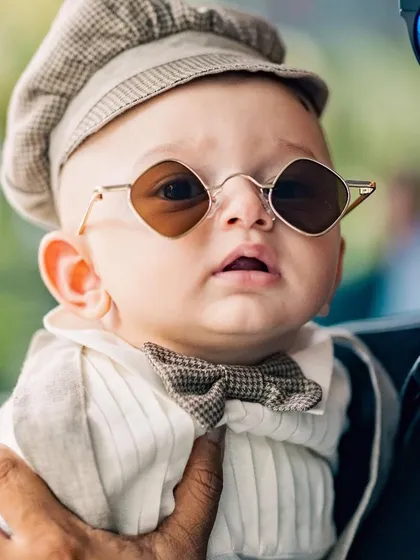 Proof that little gentlemen can have big style. This vintage-inspired beige suit set, complete with a pleated shirt, a classic newsboy cap, and a tiny bowtie, is perfect for a first birthday or a special family photoshoot. He’s ready to steal the show.