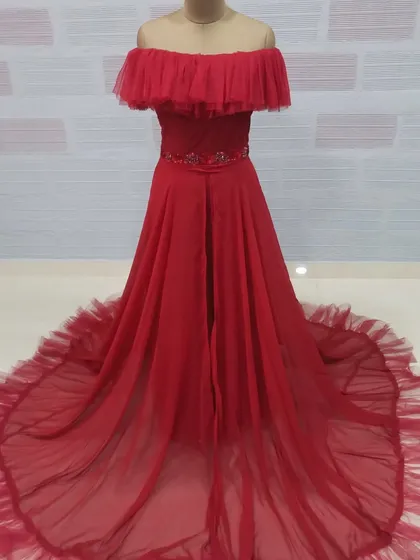 Explore a different style with our red off-shoulder maternity gown. It features a delicate ruffled neckline and a sheer, floor-length trail for an elegant and romantic feel.