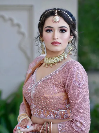 A neutral makeup look that is both elegant and versatile. The soft brown smokey eye and neutral lip can be paired with any outfit, making it a great choice for a wedding guest.