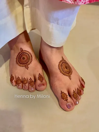 A classic and simple mandala design for the feet. This is a timeless choice that looks elegant and beautiful.