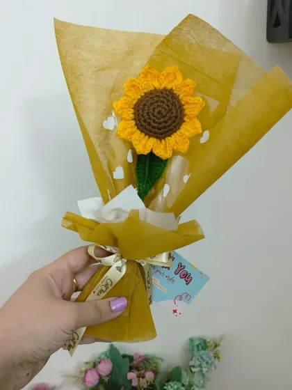 This single sunflower bouquet comes with a small "Thank You" card, making it an easy and thoughtful gift of gratitude.