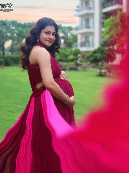 A playful glance over the shoulder as the wind catches the dress. Outdoor shoots are perfect for capturing these spontaneous, happy moments and creating dynamic pregnancy photos.