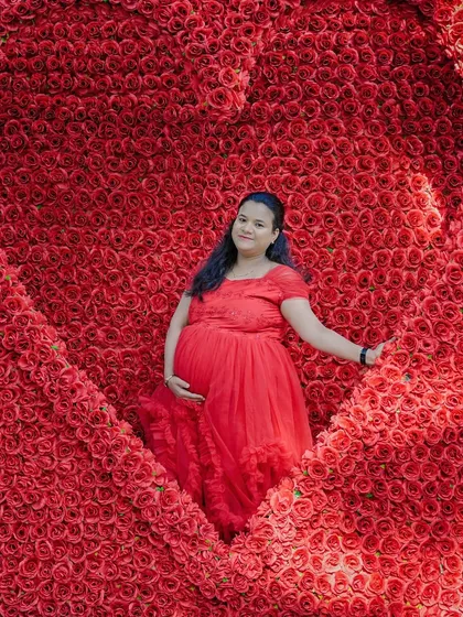 For a truly spectacular solo portrait, I offer creative sets like this heart made entirely of red roses. It’s a powerful way to celebrate the love and beauty of pregnancy in a vibrant, unforgettable photo.