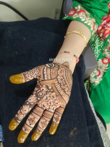 A beautiful example of a full-palm design with solid fingertips. The intricate paisley and floral work is a timeless choice for any wedding guest.