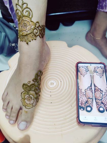 Here you can see how I bring a design from a photo to life. The client chose this floral anklet and foot pattern, and I was happy to recreate it for her.