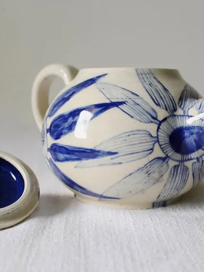 My Bloom & Brew teapot is designed to turn your tea time into a special ritual. The bold, hand-painted indigo florals on the creamy ceramic base bring a touch of elegance to your daily routine.