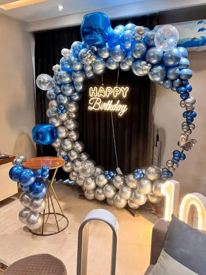 A full view of the blue and silver 10th birthday ring setup in a living room.