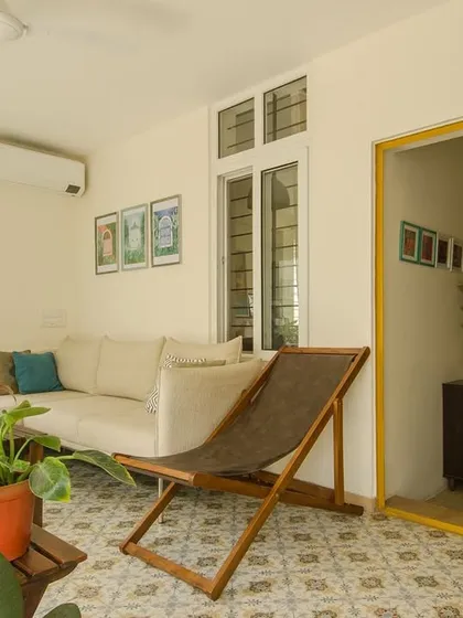 This extension was designed to be an organic and simple space for various moods and activities. The room opens completely to a horizon full of plants, creating a versatile area for workouts or social gatherings.