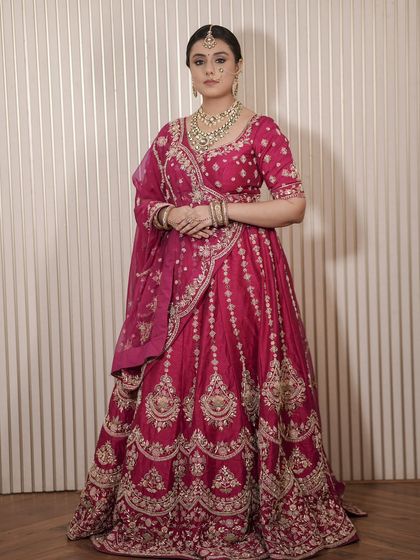 A complete bridal look featuring a heavy, gold-plated Kundan necklace, haath phool, and maang tikka, all available for rent.