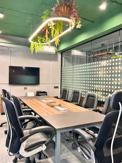 For this Gurugram boardroom, we designed a space for collaboration and decision-making. The unique suspended green ceiling element introduces a biophilic touch, softening the corporate environment and creating a refreshing, balanced atmosphere for meetings.
