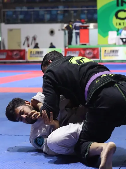 Applying pressure and working to pass the guard during a match at the India Open. Competition is about patience and control.