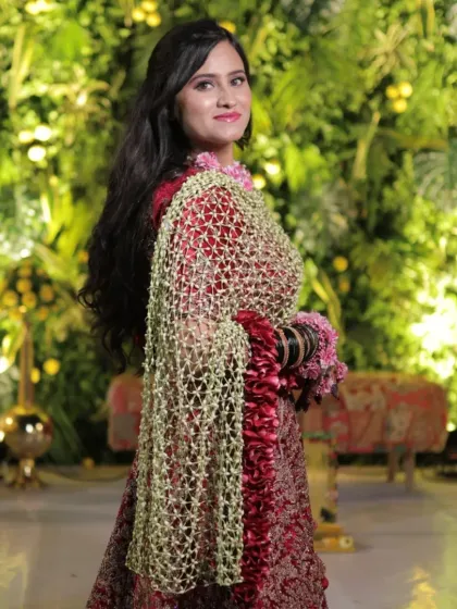 The floral shela adds a touch of grace and tradition to this bride's modern look. It's a versatile piece that can be styled in many ways.