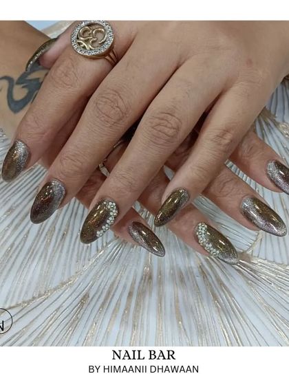 A sophisticated festive set with cat-eye magnetic polish and carefully placed rhinestones. The perfect way to add some sparkle to your look.