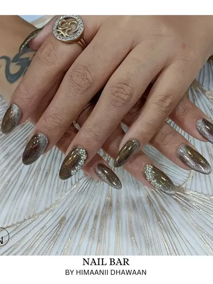 A sophisticated festive set with cat-eye magnetic polish and carefully placed rhinestones. The perfect way to add some sparkle to your look.