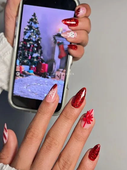 This was one of my fav sets from Christmas. It has everything: sparkly red glitter, a cute hand-painted snowman, a 3D red bow, candy cane stripes, and delicate snowflakes on almond-shaped extensions.