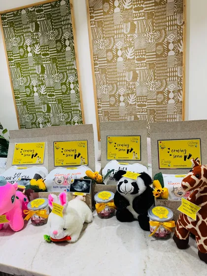 An army of cuteness! These pregnancy announcement boxes, each with a different plush toy, are ready to deliver the happiest news to the family.