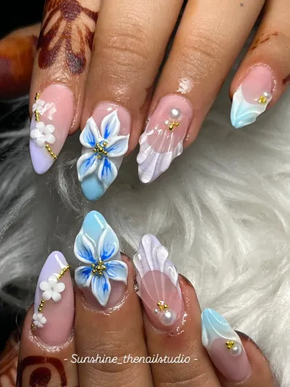 A close-up view of the 3D flowers, showing the detailed stamen made of tiny gold beads.