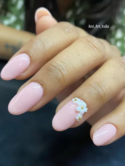 A side view of the 3D flower art, showing how it sits beautifully on the nail.