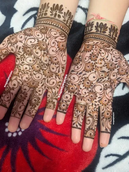 A full-palm design with swirling floral patterns. This style provides good coverage while still feeling light and modern.