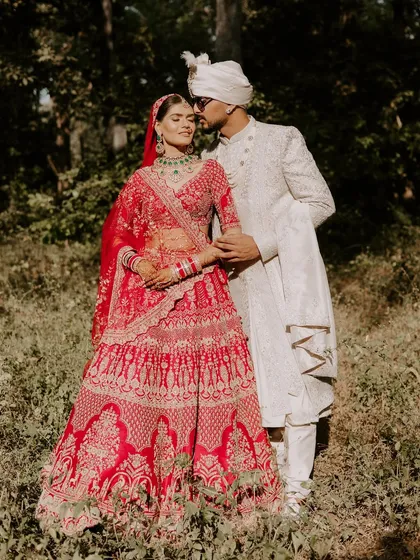In a quiet moment away from the crowd, we found this magical light. This is where I capture the tender, romantic portraits that feel intimate and timeless, focusing on the connection you share.