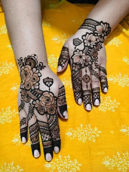 I love creating modern floral designs that have a bold and beautiful flow. This pattern uses negative space and shaded rose motifs to create a contemporary look, perfect for sangeets, parties, or anniversaries.
