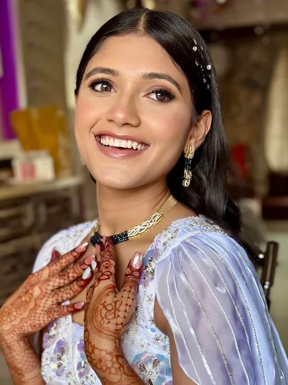 A happy, smiling Janvi. Her makeup is glamorous yet fresh, perfect for dancing the night away.