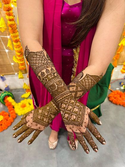 This design features a grid of elephants on the back of the hands, a unique and eye-catching pattern.