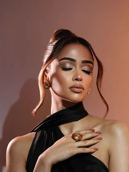 The soft, shimmery eyeshadow and glowing skin create a look that is effortlessly beautiful.