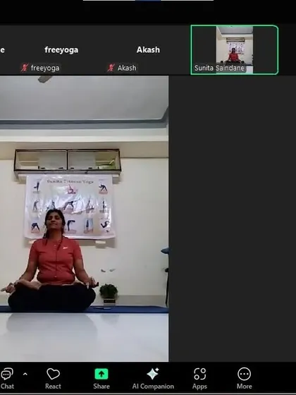 An instructor begins the Pachan Tantra workshop with a moment of stillness. Proper digestion is not just physical; it is also affected by our mental state. Centering the mind is the first step toward improving gut health.
