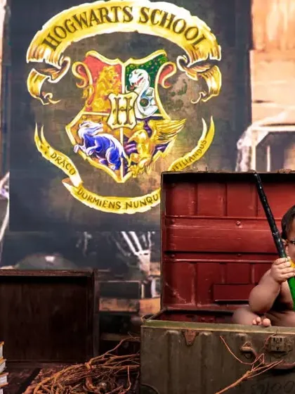 Is your little one a fan of magic? We bring fantasies to life with creative themes like this Harry Potter setup, complete with wands, glasses, and a trunk full of wonder for a truly magical photoshoot.