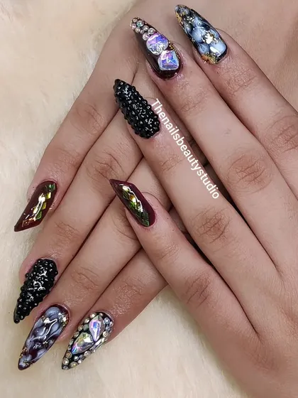 For those who love drama and sparkle, this set is a showstopper. It combines stiletto nail shapes, deep colors, marble effects, and an abundance of rhinestones and textured black caviar beads. I use a strong rhinestone gel to make sure every single jewel stays perfectly in place.