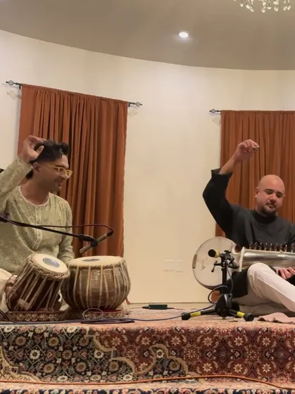 A moment of musical discussion on stage with Alam Khan Da. These on-stage interactions are where the magic of improvisation happens.