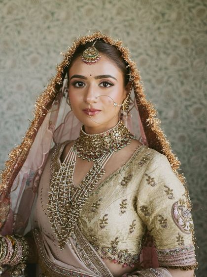 My bride Vasav looked like a true painting in her pastel wedding attire. We chose a soft, luminous makeup style to complement the delicate colors of her outfit, focusing on a fresh and dewy complexion.