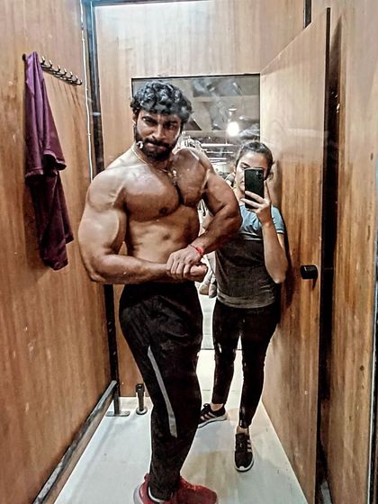 A side chest pose in the changing room. Don't mind the broken mirror, just tell me about the physique.