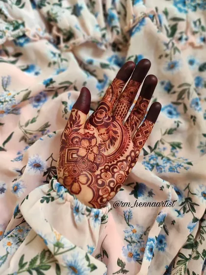 Throwback to this beautiful stain. The way the deep henna colour contrasts with the light floral dress is just perfect.