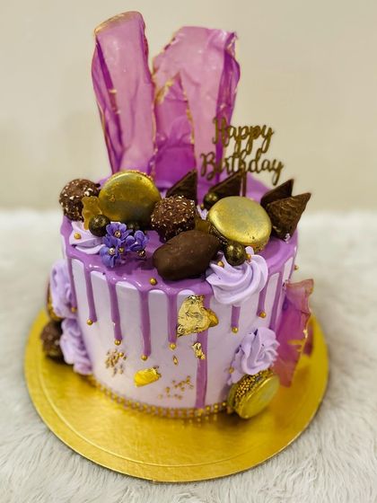 A different angle of the stunning lavender-themed cake.