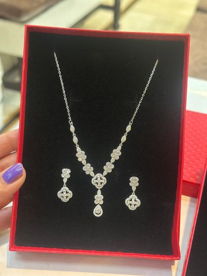 A beautiful silver 925 necklace set with a quatrefoil or clover design. This is a very popular and lucky motif, making it a great gift.