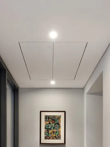 To bring light into landlocked areas of the Limestone Residence, we used fluted glass doors and discreet ceiling hatches. This practical design solution ensures that even interior passages feel bright and airy.