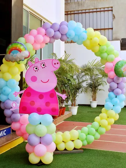 A cheerful Peppa Pig theme, featuring a large balloon ring perfect for photos with a Peppa cutout.