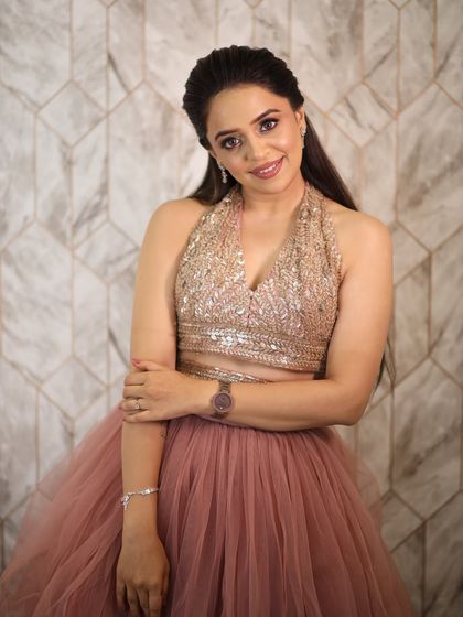 A beautiful soft glam look that needed no filter. We used a flawless, skin-like base, pink-toned shimmer on the lids, and plush nude lips for an effortless and luxe feel.