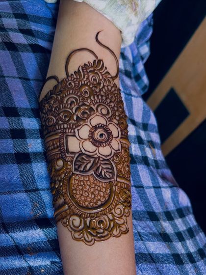 An identical shot showing the perfect execution of this floral armband design.