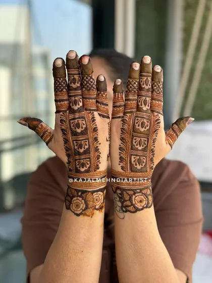 A simple yet beautiful backhand design with floral motifs, perfect for a guest.