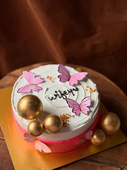Another view of the "wifey" cake with butterflies and gold spheres, a perfect gift for your partner.