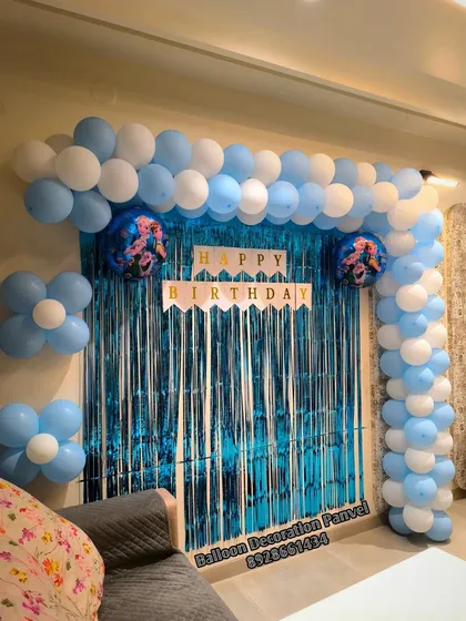 A simple and sweet Frozen theme birthday decoration. The blue and white balloon arch and flower-shaped balloon clusters create a chilly, magical vibe inspired by the movie.