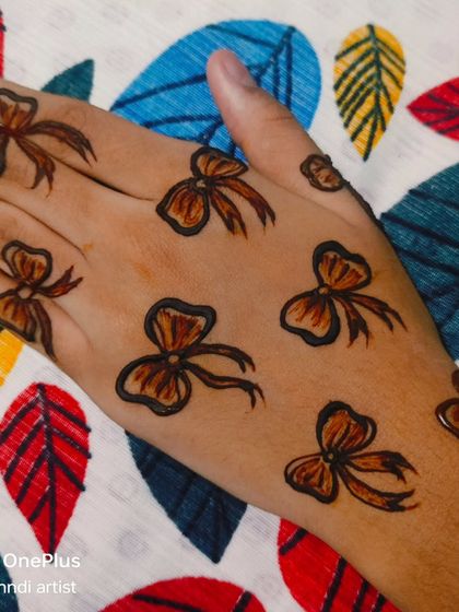 The fresh paste of the cute bow design for Eid. It's a fun and trendy choice for the festival.