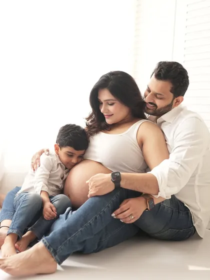 Sometimes the most powerful photos are the quietest. This intimate family moment, with a big brother-to-be listening to the baby bump, is a perfect example of the relaxed, heartfelt memories we can create together.